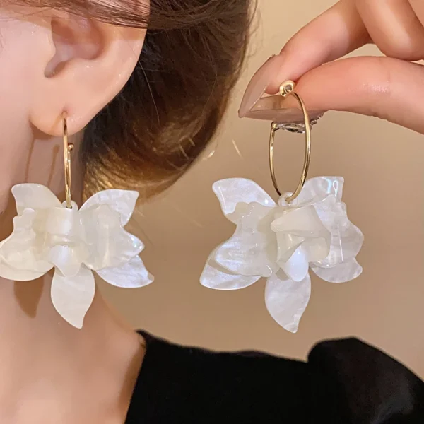 White Resin Flower Hoop New Earrings For Women Fashion Temperament Ear Hook Artistic Temperament Light Luxury Fairycore Jewelry